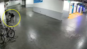 Descarado robo de bicicletas en edificio de Providencia: En tres minutos cometieron los delitos y a la vista de todos