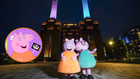 Familia de Peppa Pig revela el sexo de su nuevo bebé iluminando central eléctrica en Londres 