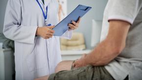 Cáncer de testículo: la patología oncológica más frecuentes entre los jóvenes (y a qué síntomas estar alerta)