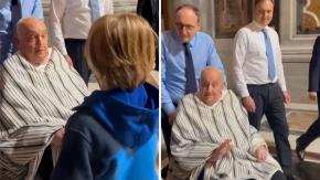 En silla de ruedas y con una manta: El papa Francisco aparece por sorpresa en la Basílica de San Pedro En silla de ruedas y con una manta: El papa Francisco aparece por sorpresa en la Basílica de San Pedro
