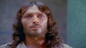 A casi 50 años del estreno: Así luce actualmente el actor de "Jesús de Nazaret", Robert Powell a sus 80 años