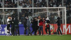 ¡Graves incidentes en el Monumental! Partido de Colo Colo con Fortaleza suspendido por hinchas en la cancha