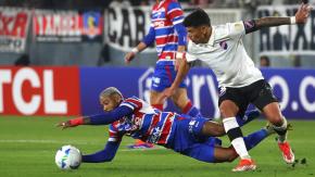 Conmebol le da un respiro a Colo Colo por denuncia de Fortaleza tras incidentes en el Monumental 