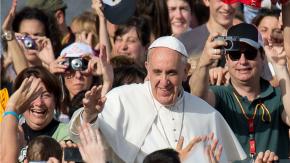 Con Alfonso Concha y Soledad Onetto: el 13 dará hoy programación especial tras la muerte del Papa Francisco