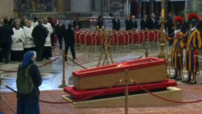 Geneviève Jeanningros: Quién es la monja que se saltó los protocolos para despedir a su amigo, el Papa Francisco Geneviève Jeanningros: Quién es la monja que se saltó los protocolos para despedir a su amigo, el Papa Francisco