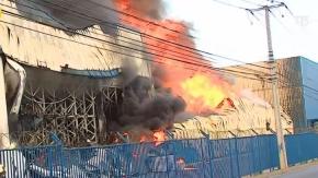 VIDEOS | Gigantesco incendio afecta a bodegas en Paine: Humo es visible desde diversos puntos