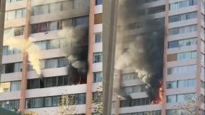 Incendio afecta a departamento en frente a Plaza Baquedano Incendio afecta a departamento en frente a Plaza Baquedano