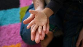 La habría ahogado en una bañera: Investigan a profesora acusada de violar y matar a la hija de su pareja en Sudáfrica