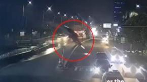 Google Maps lo llevó al vacío: Conductor cae 12 metros desde un puente en construcción en Indonesia