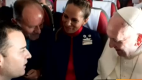 “Soy el Papa y los caso donde quiera": La historia de los chilenos que fueron casados por Francisco en pleno vuelo