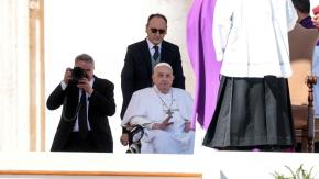 El papa Francisco se da un baño de multitudes improvisado en la plaza de San Pedro