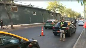 Carabinero disparó a motociclista durante fiscalización en Santiago: sujeto habría intentado atropellar al uniformado Carabinero disparó a motociclista durante fiscalización en Santiago: sujeto habría intentado atropellar al uniformado