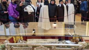FOTOS | Por tercera vez en la historia: Exhiben restos de Santa Teresa de Jesús, fallecida en 1582