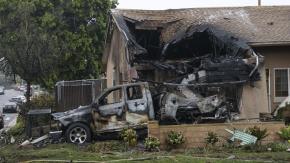 Avión se estrella en zona residencial de Estados Unidos e incendia al menos 15 casas: reportan “varios” muertos 