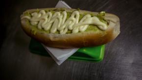 ¡El mejor día de año! Chilenos hacen filas por el Día del Completo