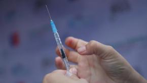 Alerta por vacunas Covid en 2022 y 2023: más de 18 mil inoculaciones fueron con dosis caducadas y hay personas muertas en el registro