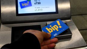 Pensado en quienes no viven en Santiago: Metro implementará nueva forma de pago (y así funcionará)