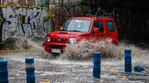 Sistema frontal: La multa que podrías pagar por mojar a un peatón con tu auto