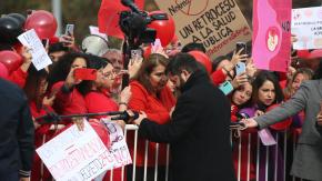 Presidente Boric sale de La Moneda para hablar con matronas que se manifestaban Presidente Boric sale de La Moneda para hablar con matronas que se manifestaban