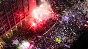 "Fiesta absurda": Prensa brasileña queda impactada por hinchada de U de Chile en Río de Janeiro