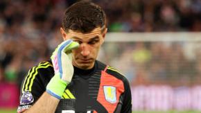 Emiliano Martínez sale entre lágrimas de su inminente último partido como local en Aston Villa