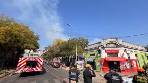Incendio afecta a vivienda en la comuna de Santiago: Gran columna de humo visible desde varios sectores Incendio afecta a vivienda en la comuna de Santiago: Gran columna de humo visible desde varios sectores
