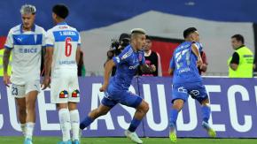 El Clásico Universitario se tiñe de azul en el último suspiro: U de Chile le gana a la UC y trepa El Clásico Universitario se tiñe de azul en el último suspiro: U de Chile le gana a la UC y trepa