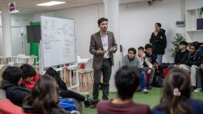 Ante falta de profesores por paro: funcionarios de la Municipalidad de Huechuraba impartieron clases en colegios