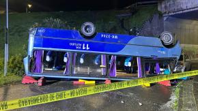 Confirman al menos tres muertos tras caída de bus desde paso sobre nivel en Chiguayante