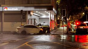 Delincuentes disfrazados de carabineros colisionaron contra sucursal bancaria intentando escapar: Hay 3 detenidos Delincuentes disfrazados de carabineros colisionaron contra sucursal bancaria intentando escapar: Hay 3 detenidos