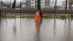 Calles de Concepción anegadas tras lluvias: Autoridades llaman a conductores a la precaución 
