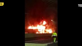 Camión se incendia en Ruta 5 Sur a la altura del peaje Río Claro Camión se incendia en Ruta 5 Sur a la altura del peaje Río Claro