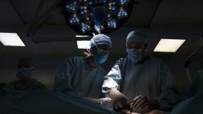 “Tuvo una perforación intestinal”: Familia denuncia negligencia de cirujano plástico por muerte de paciente tras liposucción