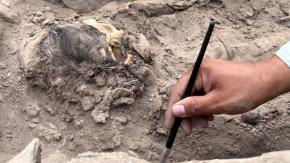 Perú: estaban instalando unas tuberías y encontraron una momia de 900 años