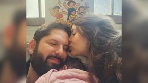 "Bienvenida a este mundo, hija": Presidente Boric y Paula Carrasco suben primera foto junto a Violeta "Bienvenida a este mundo, hija": Presidente Boric y Paula Carrasco suben primera foto junto a Violeta