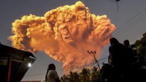 Alerta por erupción de volcán en Indonesia: las impresionantes imágenes del momento
