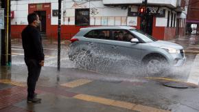 Cómo denunciar y qué multa arriesgan los autos que mojan a un peatón ”