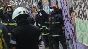 ¿Una noche loca? Hombre se durmió en baño de night club y debió ser rescatado por bomberos en Puerto Montt