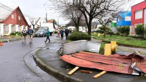 Reportan voladura de techos por fuertes vientos en Puerto Montt: Rachas superaron los 90 km/h