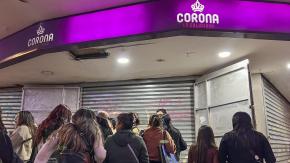 Tiendas Corona anuncia nuevo remate tras quiebra: reportan largas filas desde la madrugada”
