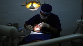 Detienen a falso dentista en República Checa: Atendía viendo tutoriales de TikTok 
