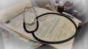 Condenan a doctor boliviano a pagar más de $240 millones al fisco por emitir licencias médicas falsas Condenan a doctor boliviano a pagar más de $240 millones al fisco por emitir licencias médicas falsas