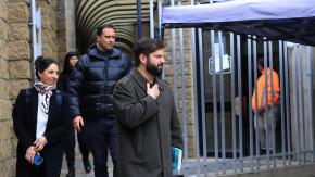 Presidente Boric inscribió a su hija en el Registro Civil y reveló el orden de los apellidos de Violeta”