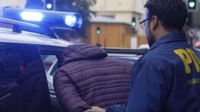 Detienen a madre y su pareja por violación contra su hija de 12 años en Iquique: mantenían encerradas a otras dos niñas Detienen a madre y su pareja por violación contra su hija de 12 años en Iquique: mantenían encerradas a otras dos niñas