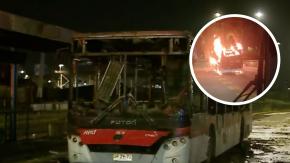 Queman bus RED en Pedro Aguirre Cerda: encontraron panfletos con mensajes anarquistas en el lugar Queman bus RED en Pedro Aguirre Cerda: encontraron panfletos con mensajes anarquistas en el lugar