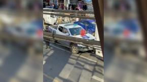 Graves incidentes en fiscalización a comercio informal en San Antonio: sujetos destrozan vehículo de seguridad municipal Graves incidentes en fiscalización a comercio informal en San Antonio: sujetos destrozan vehículo de seguridad municipal