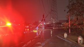 Poste con riesgo de caída en avenida Quilín con Vicuña Mackenna provoca corte de luz y desvíos en el tránsito”