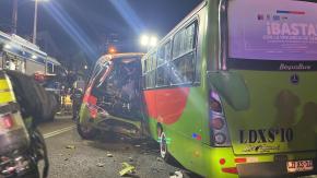 Al menos dos muertos tras colisión frontal de dos microbuses en Valparaíso