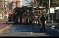 Queman un bus de la locomoción colectiva en las cercanías del INBA