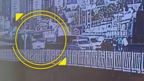 Registro capta impactante choque entre bus y autos detenidos en Concepción: una persona murió